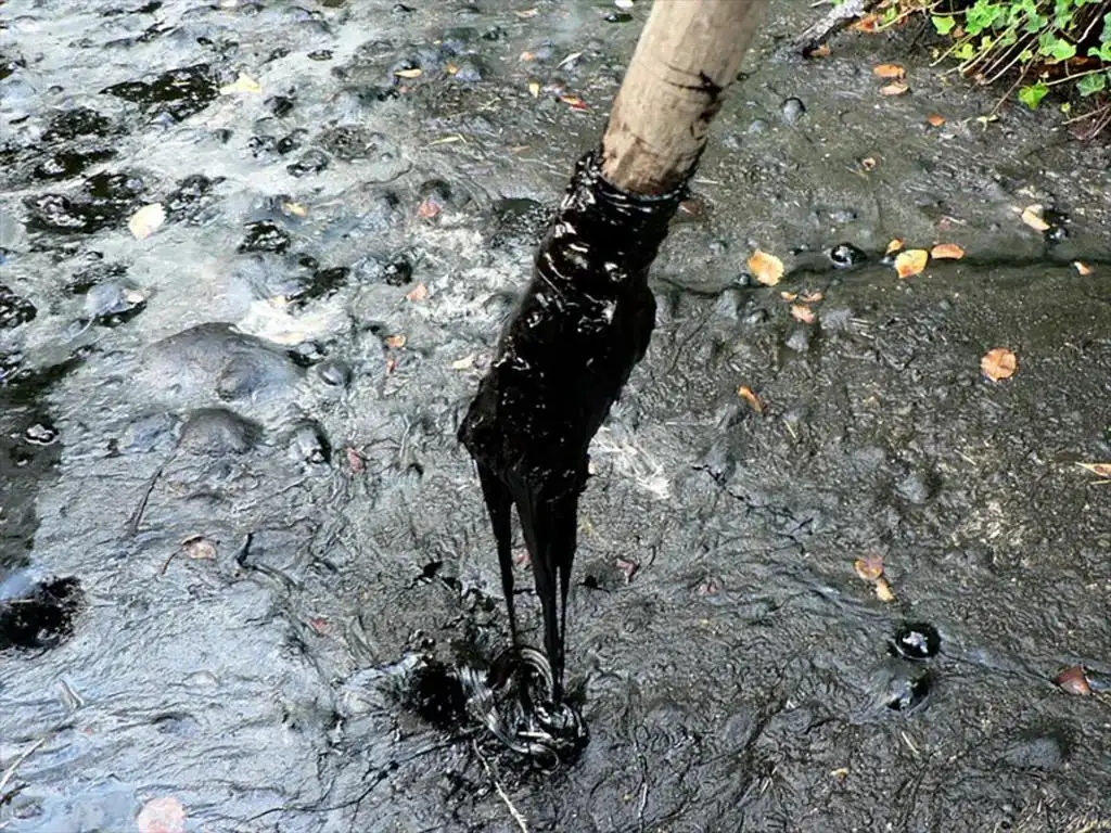 Origin of asphalt word from natural bitumen pitch to modern paving